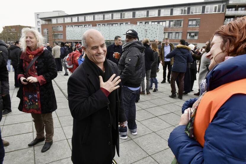 Rotterdammers groeten elkaar tijdens het vrijdagmiddaggebed voor de Essalam Moskee in Rotterdam-Zuid