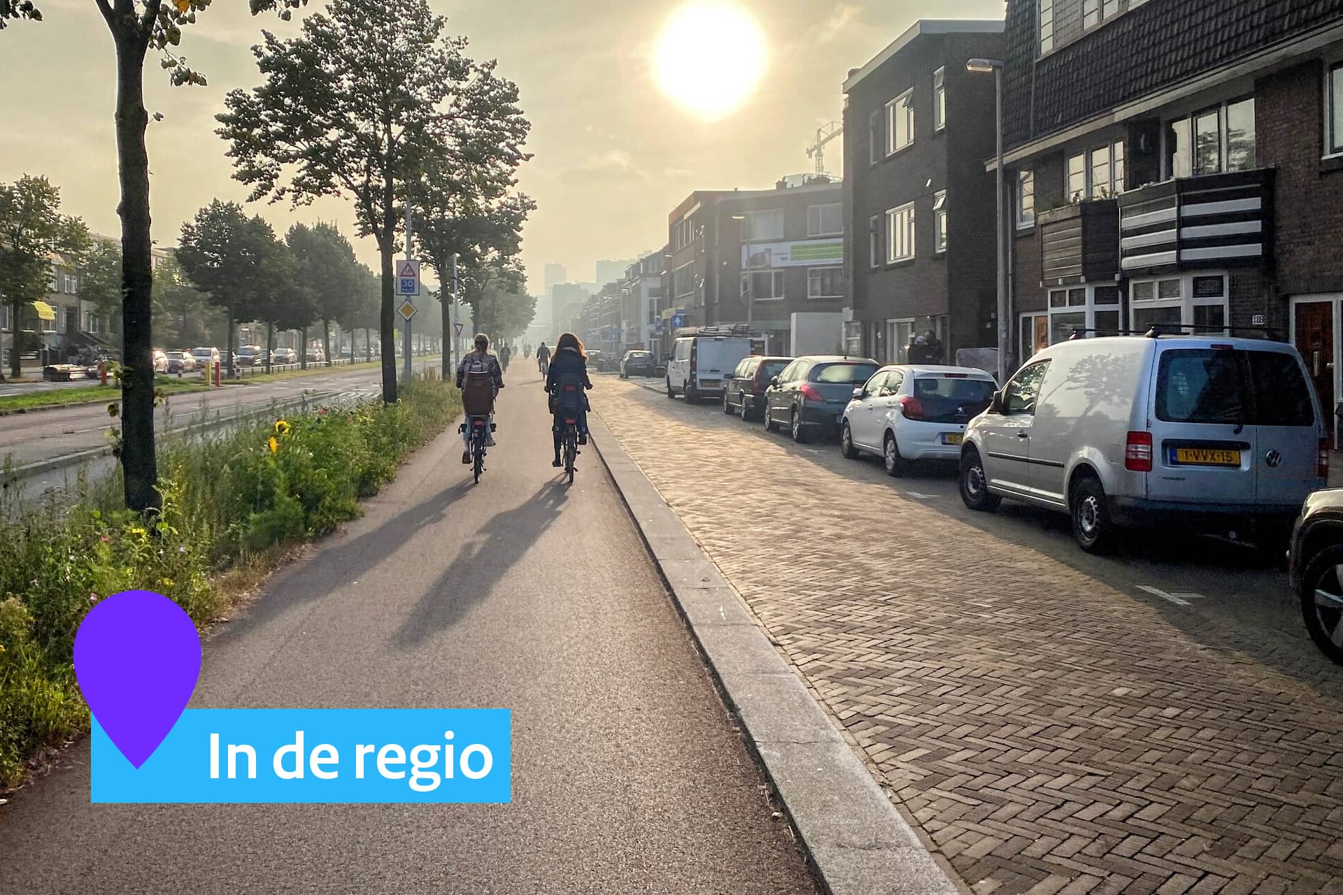 Twee mensen fietsen op het fietspad.