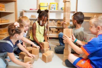 Kinderen bouwen met blokken