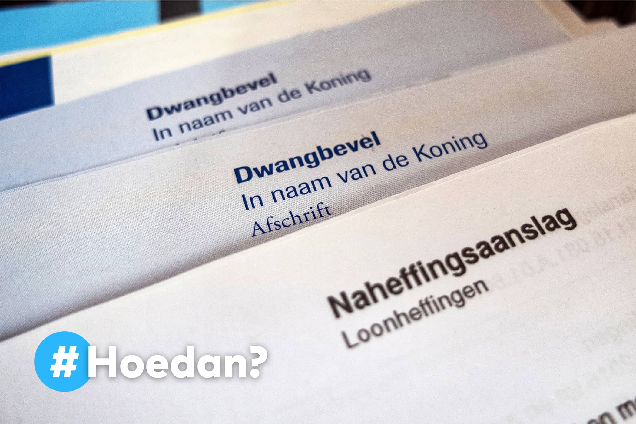 Drie brieven liggen op elkaar, twee papieren zijn een dwangbevel en de brief erbovenop is een naheffingsaanslag