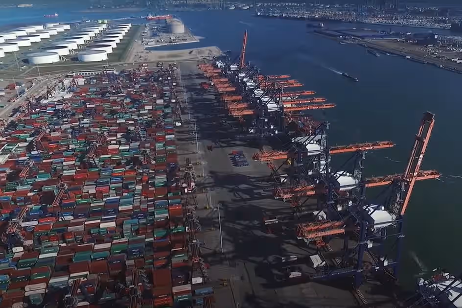 Bovenaanzicht Rotterdamse haven