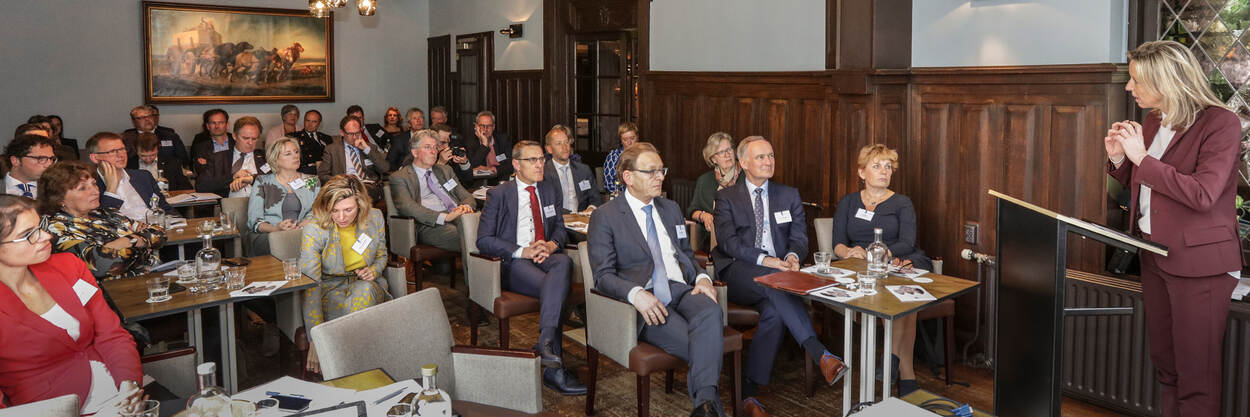 Foto van werkbezoek van minister Ollongren aan Ondersteuningsteam Weerbaar Bestuur in Zeist