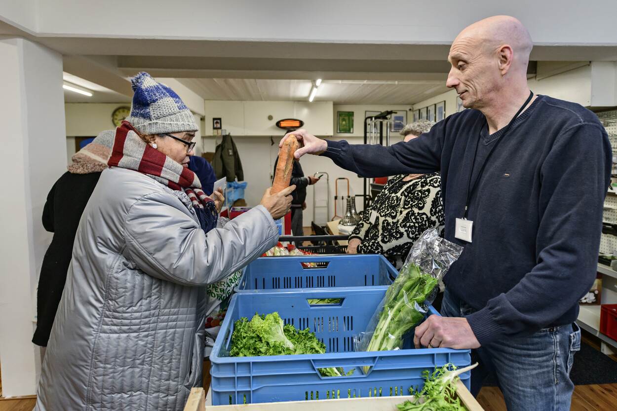 Mensen bij voedselbank