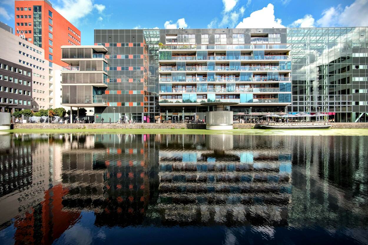 Gebouwen met reflectie in water