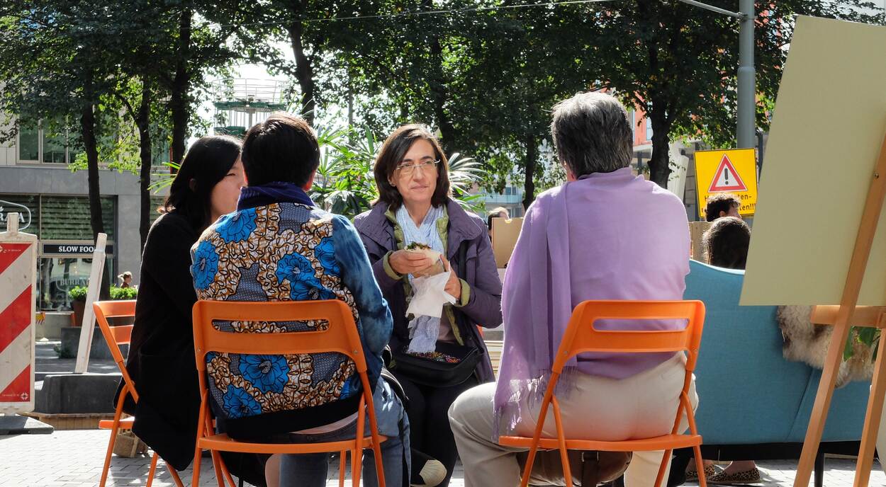 Vier vrouwen buiten in gesprek