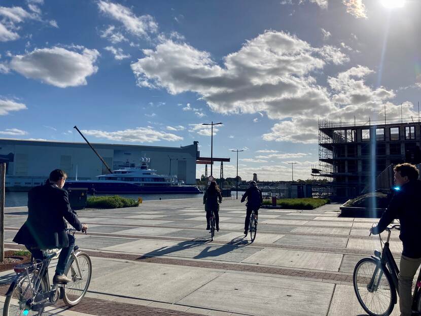 deelnemers op de kade in de haven