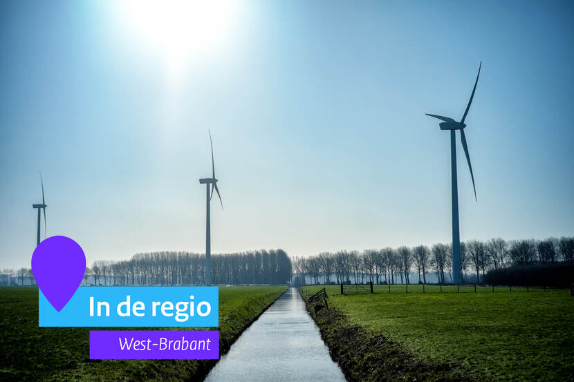 Platteland met een slootje en windmolens. Links onderin staat de tekst In de Regio. West-Brabant