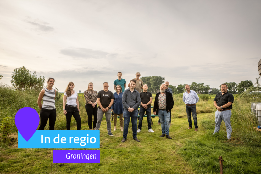 Dertien leden van het burgerpanel in een grasveld