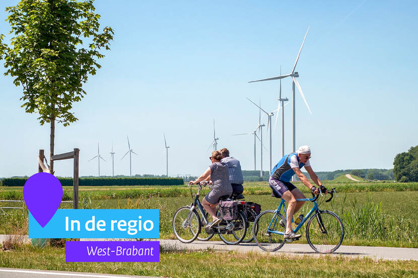 Drie fietsende mensen door de Brabantse polder. Op de achtergrond zijn windmolens zichtbaar
