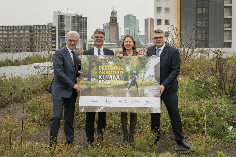 De ondertekenaars van het Bestuursakkoord Klimaatadaptie. Vlnr: Ben de Reu, Interprovinciaal Overleg, Hans Oosters, Unie van Waterschappen, minister Cora van Nieuwenhuizen namens het Rijk en Ed Anker, Vereniging Nederlandse Gemeenten.