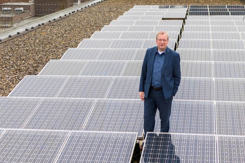 Tijsse Stelpstra tussen zonnepanelen