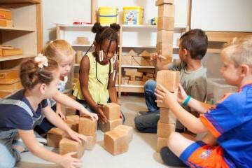 Kinderen bouwen met blokken