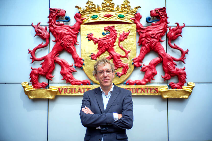 Man in pak voor Schild en leeuwen