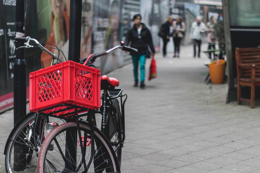 Fiets vastgezet aan een lantarenpaal