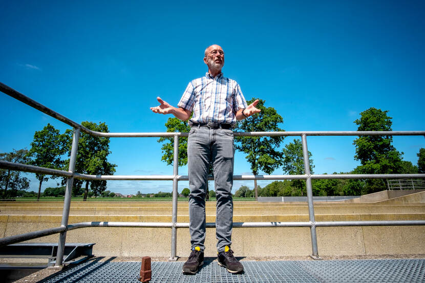 Man kijkt uit over terrein