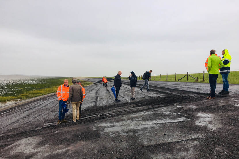 Mensen op de dijk