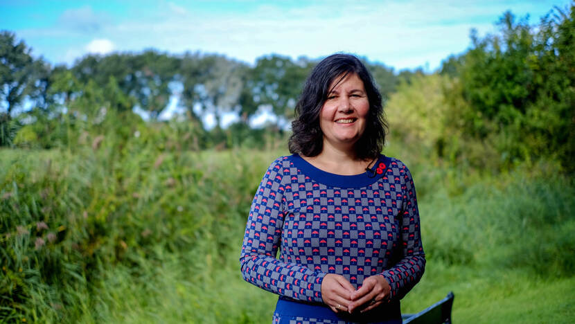 Foto van Olga van Kalles, op de achtergrond een groen weiland