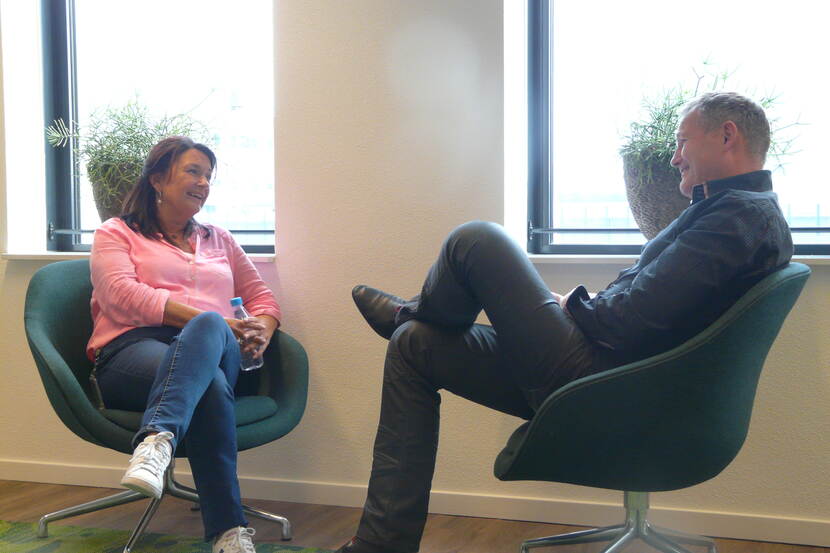 Twee mensen in gesprek
