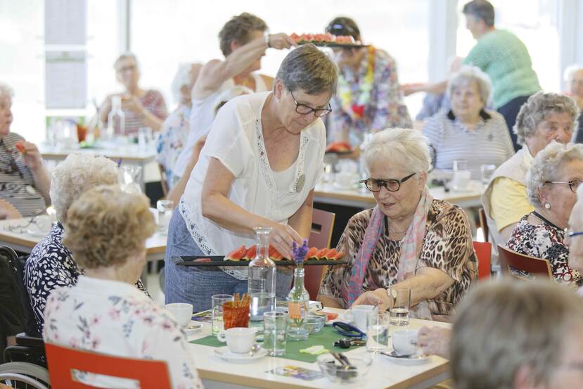 Mensen op leeftijd eten in groep