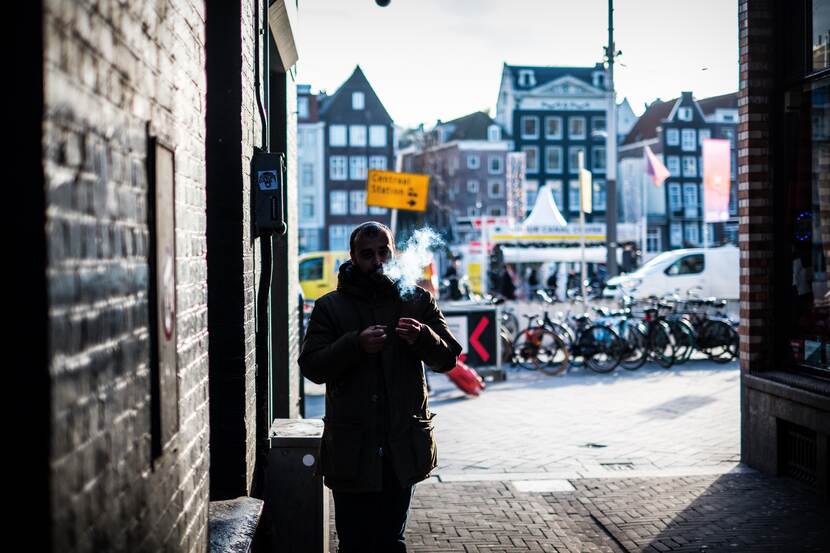 Rokende persoon in zijstraat