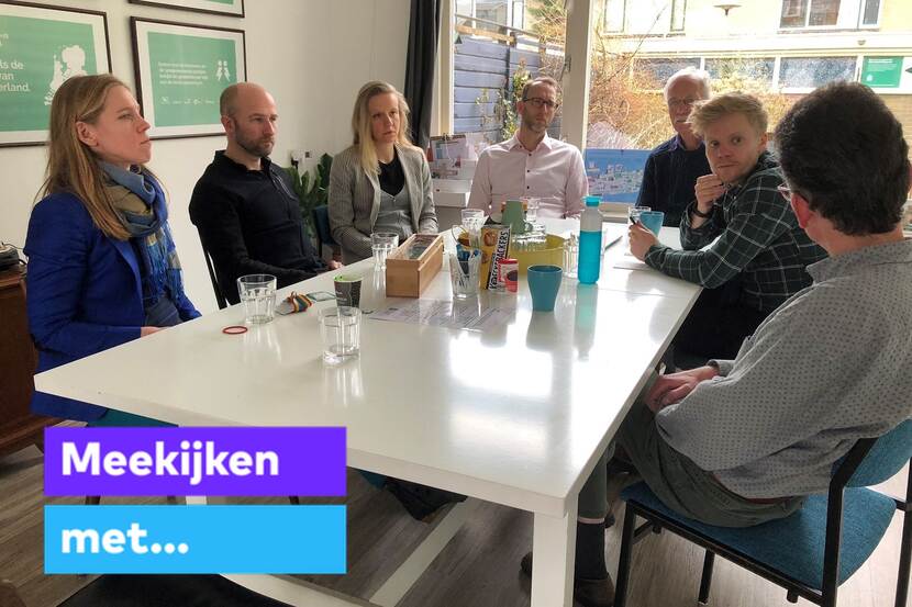 Mensen samen aan tafel