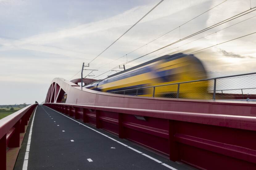 Trein rijdt over spoorbrug