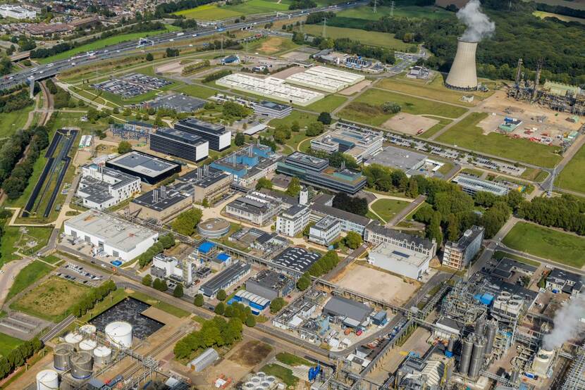Luchtfoto chemische industrie Limburg