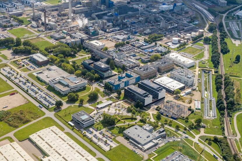 Luchtfoto chemische industrie Limburg