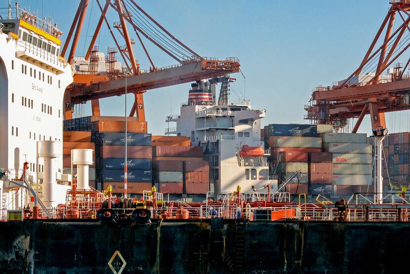 Hijskranen en zeecontainers in een haven