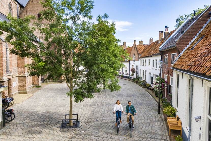 Twee fietsers in een oude binnenstad