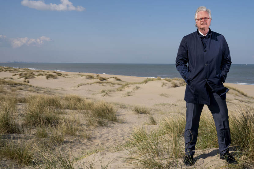 Man met duinen op de achtergrond, Peter Glas