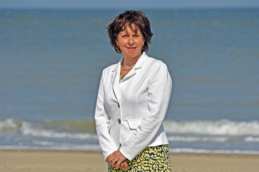 Een foto van burgemeester Marga op het strand