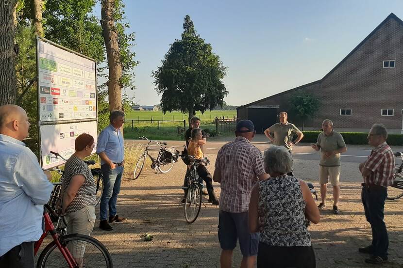 Groepje mensen met fiets luistert naar uitleg