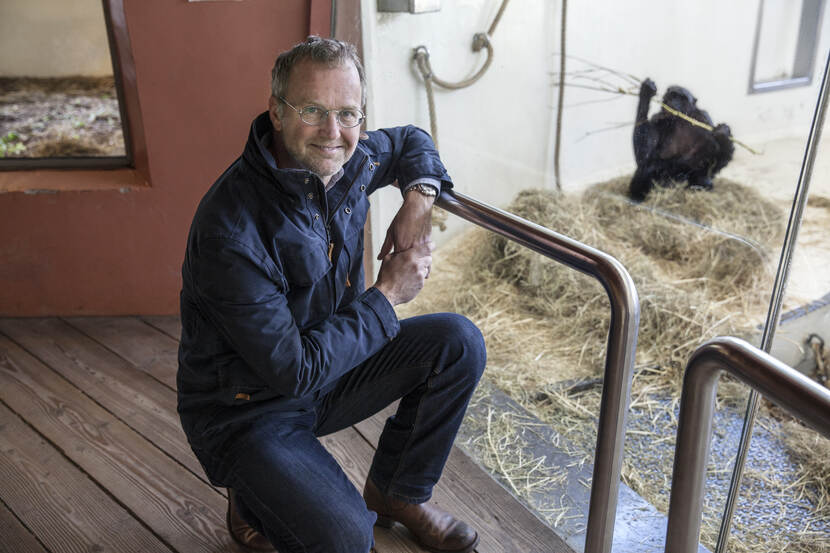 Patrick van Veen poseert bij een aap