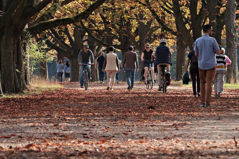 Wandelende mensen en fietsers