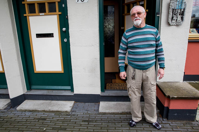 Een man voor zijn woning