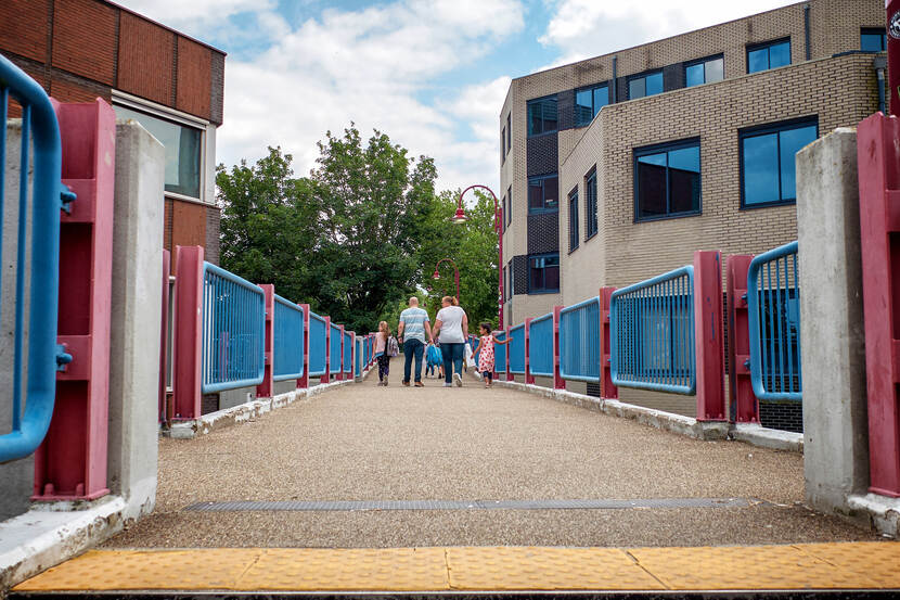 Volwassenen en kinderen op een brug