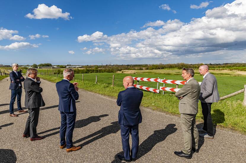 Knops en Vader op de plek waar de kazerne zou komen en nu het Justitieel Complex Vlissingen komt