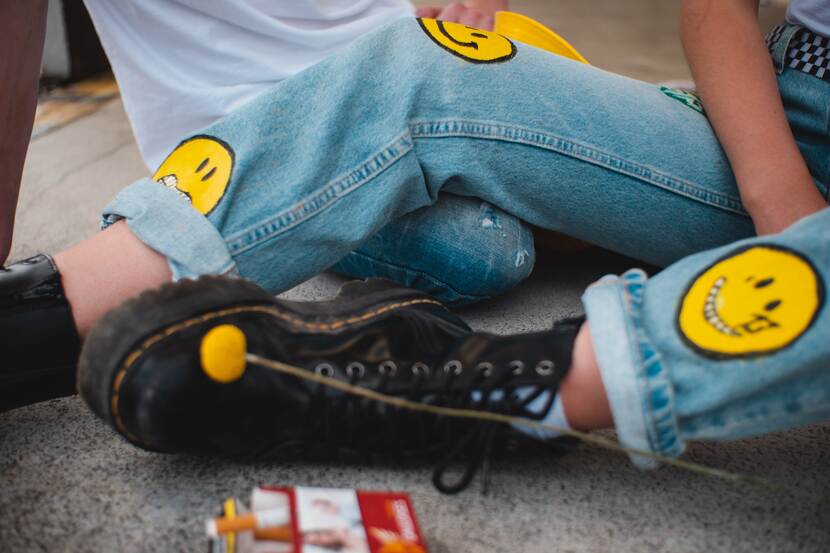 Foto van jeans met smiley-patches