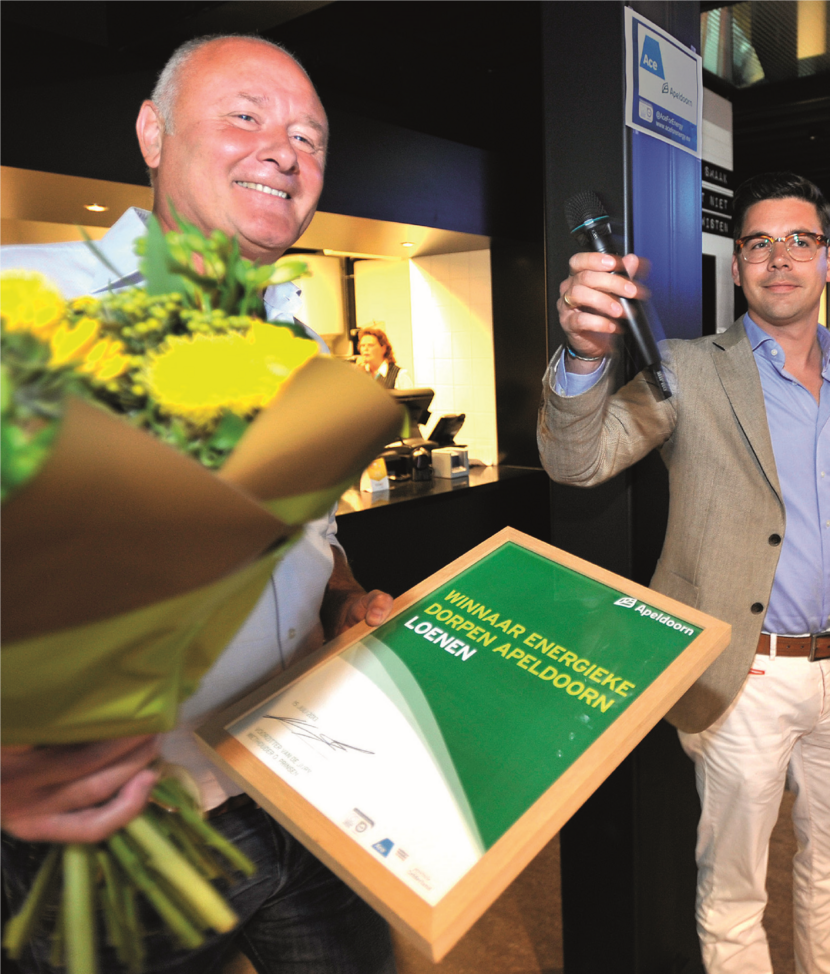 André Zeijseink met een bos bloemen op de prijsuitreiking van de wedstrijd Energie dorpen