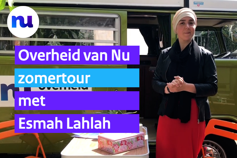 Esmah Lahlah voor de bus van de regiotour Overheid van Nu