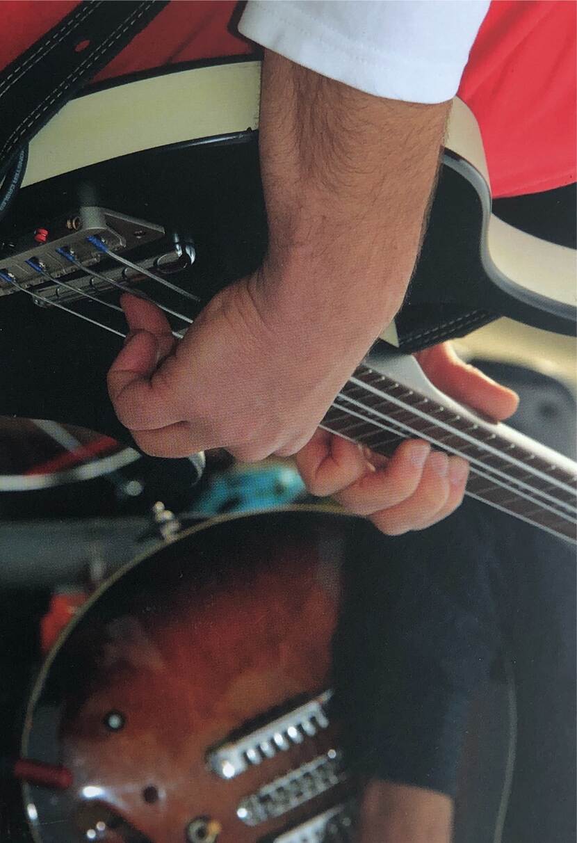 Een persoon speelt basgitaar