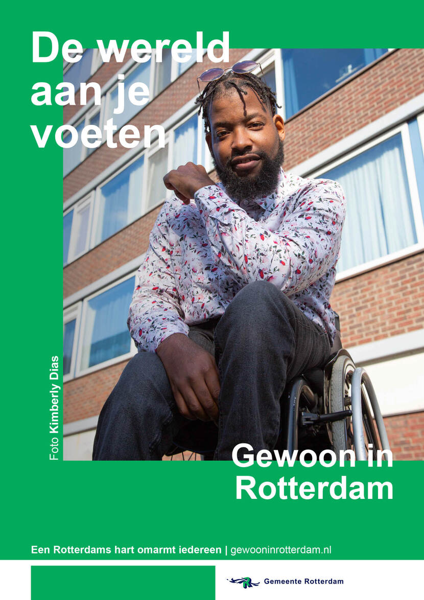 Reclamebanner van de Gemeente Rotterdam. Er staat een man van kleur op met de teksten 'De wereld aan je voeten. Gewoon in Rotterdam.'