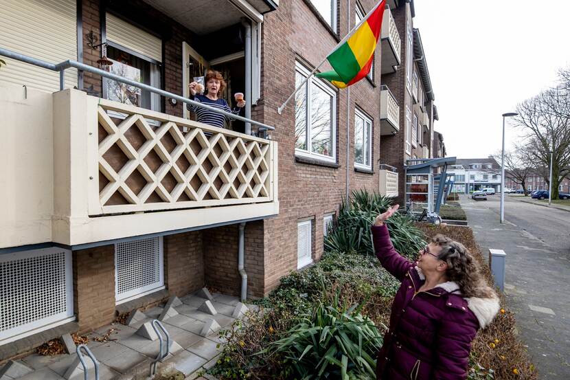 Een bewoner van Maastricht krijgt een kopje soep, brood en een praatje op anderhalve meter tijdens de actie van Zweit veur Leid.