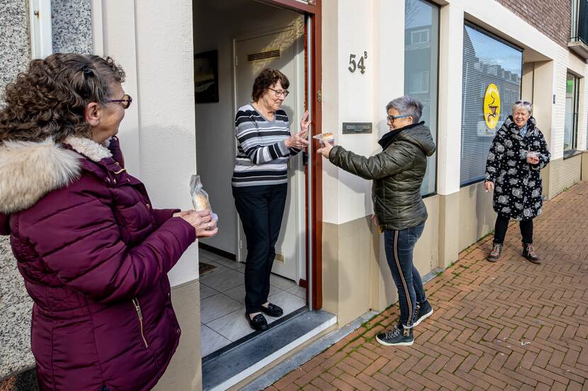 Een bewoner van Maastricht krijgt een kopje soep en brood