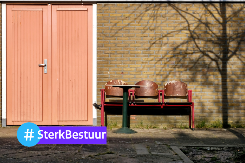 Foto van drie stoelen