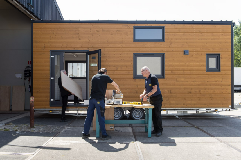 Er wordt een tiny house van kamers met aandacht gebouwd