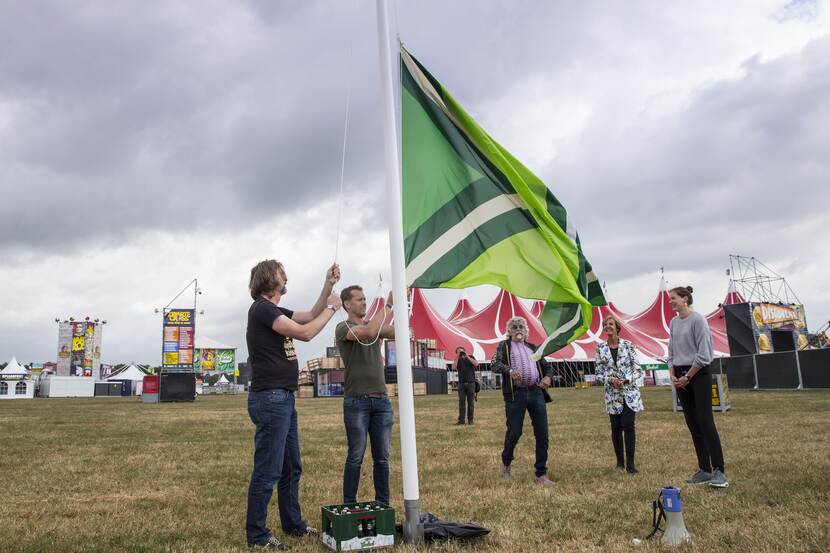 Stefan Groothuis en Bennie Jolink bij de onthulling van de Achterhoekse vlag tijdens festival Zwarte Cross