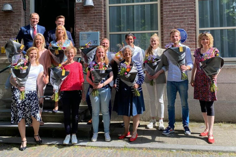 Groepsfoto van de eerste tranche Dealmakers na voltooiing van de opleiding, voor de ingang van de NSOB aan het Lange Voorhout.