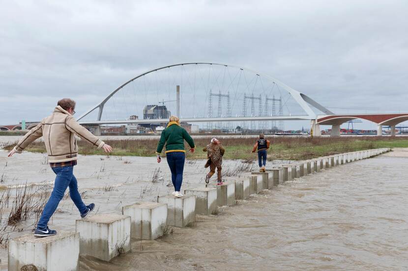 hoog water bij de Waal bij Nijmegen